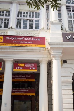 Delhi, Hindistan, Kasım 03: 2024 - Yeni Delhi 'nin merkezinde ofis, banka ve alışveriş merkezi olarak bilinen ünlü iş bölgesi Connaught Place. İngiliz tarzı mimari CP