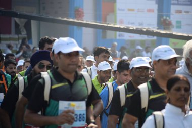 Yeni Delhi, Hindistan - 20 Ekim 2024 - Bitmek üzere olan maraton katılımcılarının bitiş çizgisini geçmek üzere olan Delhi Yarı Maratonu 2024