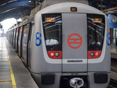 Yeni Delhi, Hindistan, 17 Şubat 2024 - Delhi metro istasyonunun görüntüsü yüz maskesi takmak zorunludur, Delhi Metro gündüz görünümü, Delhi Metro Geçidi