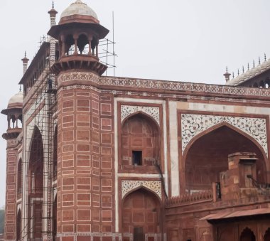 Taj Mahal 'de inanılmaz bir mimari bakış açısı var ki bu yedi dünya harikası arasında yer alıyor. Bulutlu bir günde ünlü Hint İslami mirası, Yamuna nehrinin kıyısında bulunan Taj Mahal