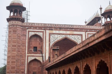 Taj Mahal 'de inanılmaz bir mimari bakış açısı var ki bu yedi dünya harikası arasında yer alıyor. Bulutlu bir günde ünlü Hint İslami mirası, Yamuna nehrinin kıyısında bulunan Taj Mahal