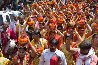 Yeni Delhi, Hindistan 25 Temmuz 2024 - Jagannath Tapınağı sırasında Kalaşlı kadınlar Mangal Kalash Yatra, Hintli Hintli dindarlar üzerinde hindistancevizi olan toprak kapları taşıyorlar