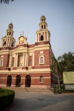 Connaught Place, Delhi, Hindistan 'daki Sacred Heart Katedrali. Orta Delhi' deki Katedral Kilisesi 'nin dışındaki güzel mimari manzara.