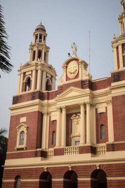 Connaught Place, Delhi, Hindistan 'daki Sacred Heart Katedrali. Orta Delhi' deki Katedral Kilisesi 'nin dışındaki güzel mimari manzara.