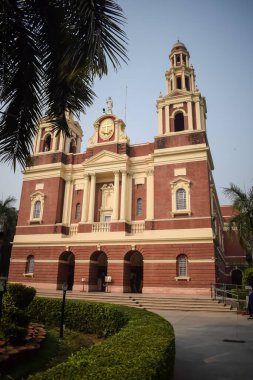 Connaught Place, Delhi, Hindistan 'daki Sacred Heart Katedrali. Orta Delhi' deki Katedral Kilisesi 'nin dışındaki güzel mimari manzara.