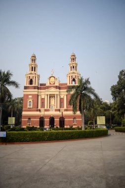 Connaught Place, Delhi, Hindistan 'daki Sacred Heart Katedrali. Orta Delhi' deki Katedral Kilisesi 'nin dışındaki güzel mimari manzara.
