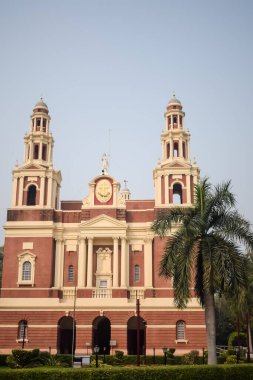 Connaught Place, Delhi, Hindistan 'daki Sacred Heart Katedrali. Orta Delhi' deki Katedral Kilisesi 'nin dışındaki güzel mimari manzara.
