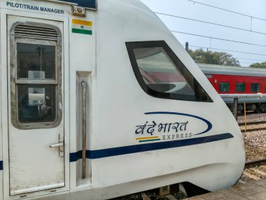 Delhi, Hindistan, 31 Aralık 2024 - Vande Bharat Ekspres treni Delhi 'den Anand Vihar tren istasyonundan Dehradun' a gidiyor, Vande Bharat Hindistan 'ın en hızlı treni