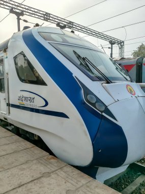 Delhi, Hindistan, 31 Aralık 2024 - Vande Bharat Ekspres treni Delhi 'den Anand Vihar tren istasyonundan Dehradun' a gidiyor, Vande Bharat Hindistan 'ın en hızlı treni