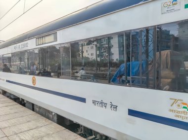 Delhi, Hindistan, 31 Aralık 2024 - Vande Bharat Ekspres treni Delhi 'den Anand Vihar tren istasyonundan Dehradun' a gidiyor, Vande Bharat Hindistan 'ın en hızlı treni