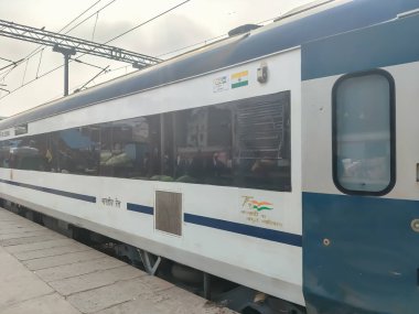 Delhi, Hindistan, 31 Aralık 2024 - Vande Bharat Ekspres treni Delhi 'den Anand Vihar tren istasyonundan Dehradun' a gidiyor, Vande Bharat Hindistan 'ın en hızlı treni