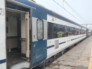 Delhi, Hindistan, 31 Aralık 2024 - Vande Bharat Ekspres treni Delhi 'den Anand Vihar tren istasyonundan Dehradun' a gidiyor, Vande Bharat Hindistan 'ın en hızlı treni