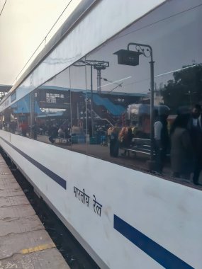 Delhi, Hindistan, 31 Aralık 2024 - Vande Bharat Ekspres treni Delhi 'den Anand Vihar tren istasyonundan Dehradun' a gidiyor, Vande Bharat Hindistan 'ın en hızlı treni