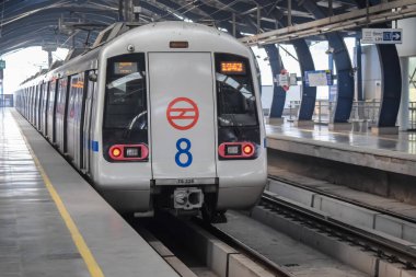 Yeni Delhi, Hindistan, 12 Ağustos 2024 - Delhi treni Yeni Delhi, Hindistan, Asya 'daki Jhandewalan metro istasyonuna varıyor.