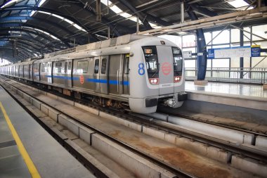 Yeni Delhi, Hindistan, 12 Ağustos 2024 - Delhi treni Yeni Delhi, Hindistan, Asya 'daki Jhandewalan metro istasyonuna varıyor.