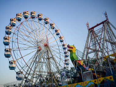 Delhi, Hindistan 'da Dussehra Mela sırasında çok renkli Dev Tekerlek' in yakın çekimi. Dev tekerlek salıncağının alt görüntüsü. Akşam vakti renkli kamaraları olan dönme dolap..