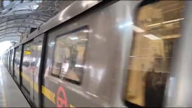 Yeni Delhi, Hindistan, 12 Ağustos 2024 - Delhi treni Yeni Delhi, Hindistan, Asya 'daki Jhandewalan metro istasyonuna varıyor.