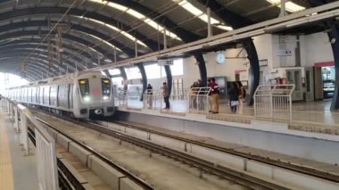 Yeni Delhi, Hindistan, 12 Ağustos 2024 - Delhi treni Yeni Delhi, Hindistan, Asya 'daki Jhandewalan metro istasyonuna varıyor.