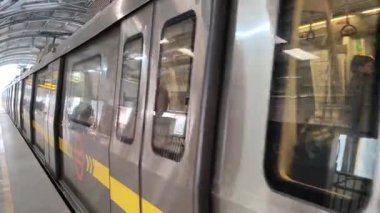 Yeni Delhi, Hindistan, 12 Ağustos 2024 - Delhi treni Yeni Delhi, Hindistan, Asya 'daki Jhandewalan metro istasyonuna varıyor.