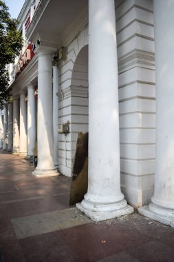 Delhi, Hindistan, Kasım 03: 2024 - Yeni Delhi 'nin merkezinde ofis, banka ve alışveriş merkezi olarak bilinen ünlü iş bölgesi Connaught Place. İngiliz tarzı mimari CP