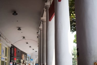 Delhi, Hindistan, Kasım 03: 2024 - Yeni Delhi 'nin merkezinde ofis, banka ve alışveriş merkezi olarak bilinen ünlü iş bölgesi Connaught Place. İngiliz tarzı mimari CP