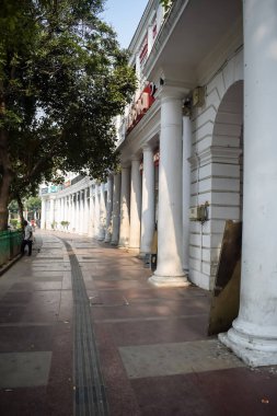 Delhi, Hindistan, Kasım 03: 2024 - Yeni Delhi 'nin merkezinde ofis, banka ve alışveriş merkezi olarak bilinen ünlü iş bölgesi Connaught Place. İngiliz tarzı mimari CP