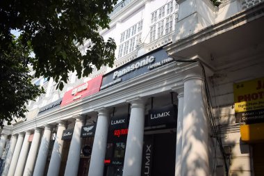 Delhi, Hindistan, Kasım 03: 2024 - Yeni Delhi 'nin merkezinde ofis, banka ve alışveriş merkezi olarak bilinen ünlü iş bölgesi Connaught Place. İngiliz tarzı mimari CP