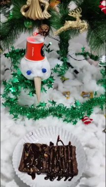 Altında hediyeler olan süslü Noel ağacı mutlu Noeller, Noel arifesi kutlamaları ve el yapımı süslemeler.