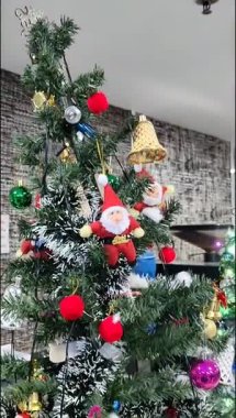 Altında hediyeler olan süslü Noel ağacı mutlu Noeller, Noel arifesi kutlamaları ve el yapımı süslemeler.