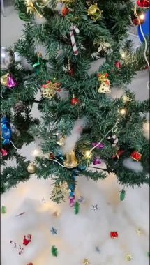 Altında hediyeler olan süslü Noel ağacı mutlu Noeller, Noel arifesi kutlamaları ve el yapımı süslemeler.