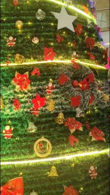 Altında hediyeler olan süslü Noel ağacı mutlu Noeller, Noel arifesi kutlamaları ve el yapımı süslemeler.