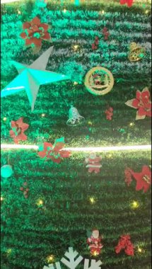 Altında hediyeler olan süslü Noel ağacı mutlu Noeller, Noel arifesi kutlamaları ve el yapımı süslemeler.