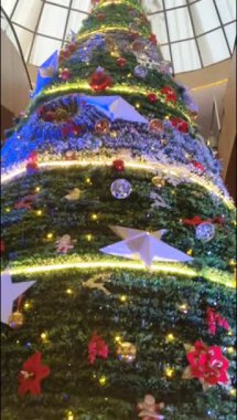 Altında hediyeler olan süslü Noel ağacı mutlu Noeller, Noel arifesi kutlamaları ve el yapımı süslemeler.