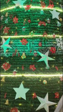 Altında hediyeler olan süslü Noel ağacı mutlu Noeller, Noel arifesi kutlamaları ve el yapımı süslemeler.