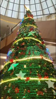 Altında hediyeler olan süslü Noel ağacı mutlu Noeller, Noel arifesi kutlamaları ve el yapımı süslemeler.