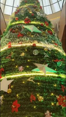 Altında hediyeler olan süslü Noel ağacı mutlu Noeller, Noel arifesi kutlamaları ve el yapımı süslemeler.