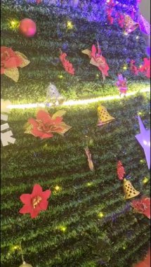 Altında hediyeler olan süslü Noel ağacı mutlu Noeller, Noel arifesi kutlamaları ve el yapımı süslemeler.