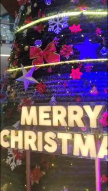 Altında hediyeler olan süslü Noel ağacı mutlu Noeller, Noel arifesi kutlamaları ve el yapımı süslemeler.