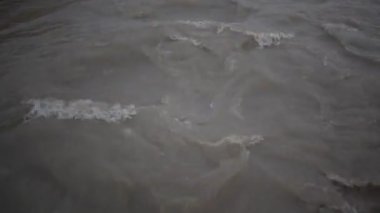 Ganga, Haridwar, Uttarakhand, Hindistan 'daki Har Ki Paudi' de görüldü. Ganga Nehri, Hindistan 'ın Ganj nehri üzerindeki Haridwar Vadisi' ndeki Hindular için en kutsal nehirdir.