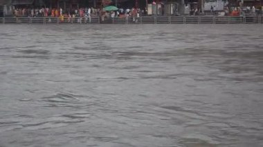 Ganga, Haridwar, Uttarakhand, Hindistan 'daki Har Ki Paudi' de görüldü. Ganga Nehri, Hindistan 'ın Ganj nehri üzerindeki Haridwar Vadisi' ndeki Hindular için en kutsal nehirdir.