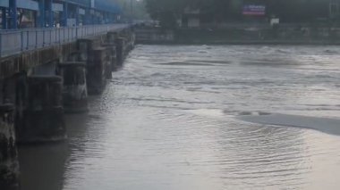 Ganga, Haridwar, Uttarakhand, Hindistan 'daki Har Ki Paudi' de görüldü. Ganga Nehri, Hindistan 'ın Ganj nehri üzerindeki Haridwar Vadisi' ndeki Hindular için en kutsal nehirdir.