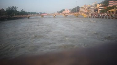 Ganga, Haridwar, Uttarakhand, Hindistan 'daki Har Ki Paudi' de görüldü. Ganga Nehri, Hindistan 'ın Ganj nehri üzerindeki Haridwar Vadisi' ndeki Hindular için en kutsal nehirdir.