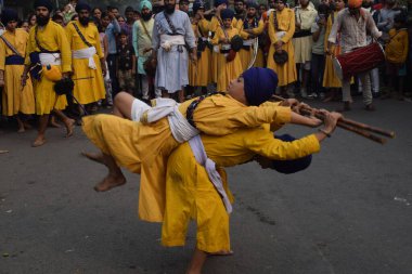 Delhi, Hindistan, 17 Kasım 2024 - Doğu Delhi bölgesinde Guru Nanak Dev, Nagar Kirtan 'ın doğum günü dolayısıyla geleneksel Nagar Kirtan, geleneksel Nagar geçit töreninde Sihler gatka ve dövüş sanatlarını sergiliyor