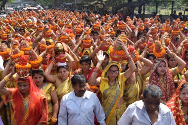 Yeni Delhi, Hindistan 25 Temmuz 2024 - Jagannath Tapınağı sırasında Kalaşlı kadınlar Mangal Kalash Yatra, Hintli Hintli dindarlar üzerinde hindistancevizi olan toprak kapları taşıyorlar