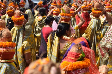 Yeni Delhi, Hindistan 25 Temmuz 2024 - Jagannath Tapınağı sırasında Kalaşlı kadınlar Mangal Kalash Yatra, Hintli Hintli dindarlar üzerinde hindistancevizi olan toprak kapları taşıyorlar