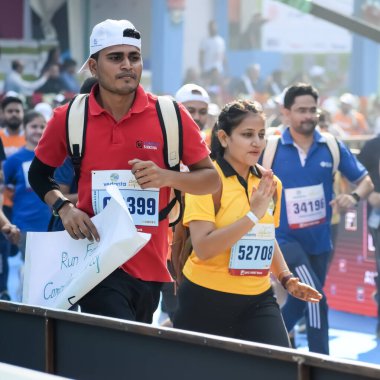 Yeni Delhi, Hindistan - 20 Ekim 2024 - Bitmek üzere olan maraton katılımcılarının bitiş çizgisini geçmek üzere olan Delhi Yarı Maratonu 2024