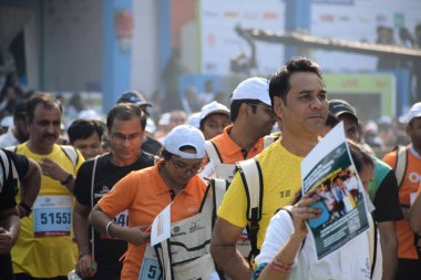 Yeni Delhi, Hindistan - 20 Ekim 2024 - Bitmek üzere olan maraton katılımcılarının bitiş çizgisini geçmek üzere olan Delhi Yarı Maratonu 2024