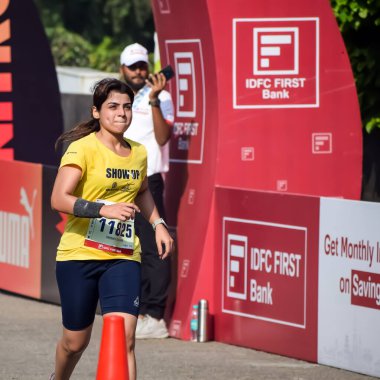 Yeni Delhi, Hindistan - 20 Ekim 2024 - Bitmek üzere olan maraton katılımcılarının bitiş çizgisini geçmek üzere olan Delhi Yarı Maratonu 2024