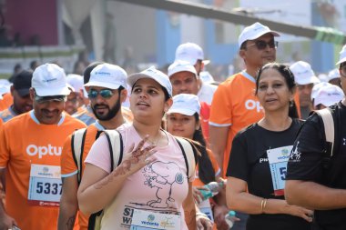 Yeni Delhi, Hindistan - 20 Ekim 2024 - Bitmek üzere olan maraton katılımcılarının bitiş çizgisini geçmek üzere olan Delhi Yarı Maratonu 2024