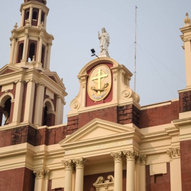 Connaught Place, Delhi, Hindistan 'daki Sacred Heart Katedrali. Orta Delhi' deki Katedral Kilisesi 'nin dışındaki güzel mimari manzara.